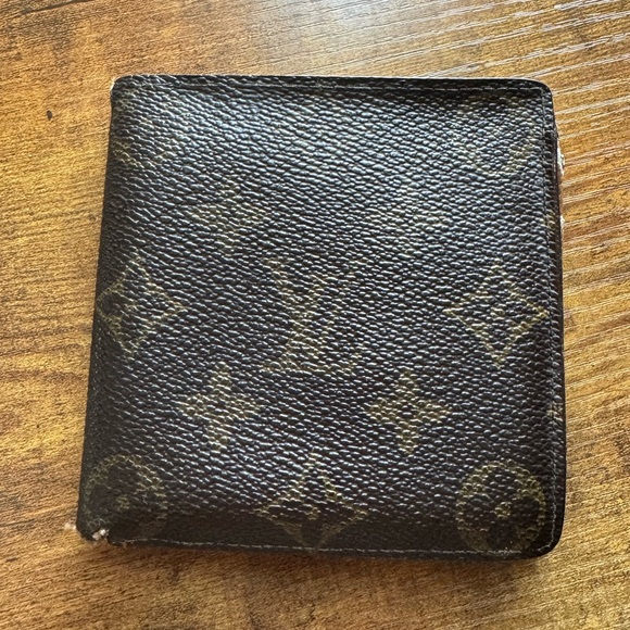 Louis Vuitton Bifold Wallet - Picture 10 of 11